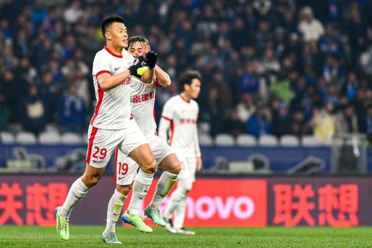 转折点！武汉三镇单刀错失，NBA总决赛今晨攻防权衡，质疑声四起，控场能力成焦点(武汉三镇夺冠后解散)