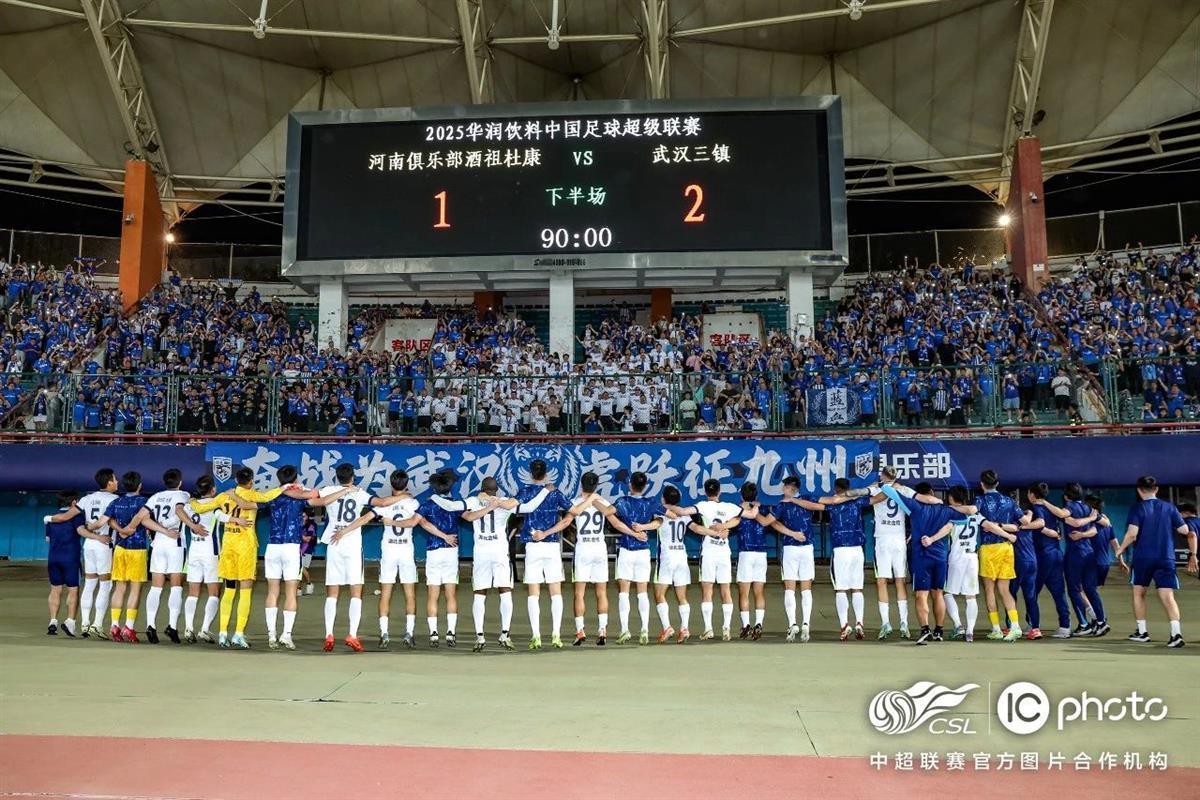  武汉三镇训练开放日，今晨队长鼓劲引观众欢呼，欧洲杯在即，轮换策略被讨论-万博体育官网