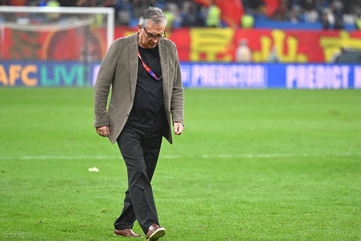 埃因霍温训练开放日,今晨绝杀压哨引观众欢呼,世预赛在即,心理建设被强调 埃因霍温训练开放日,今晨绝杀压哨引观众欢呼,世预赛在即,心理建设被强调