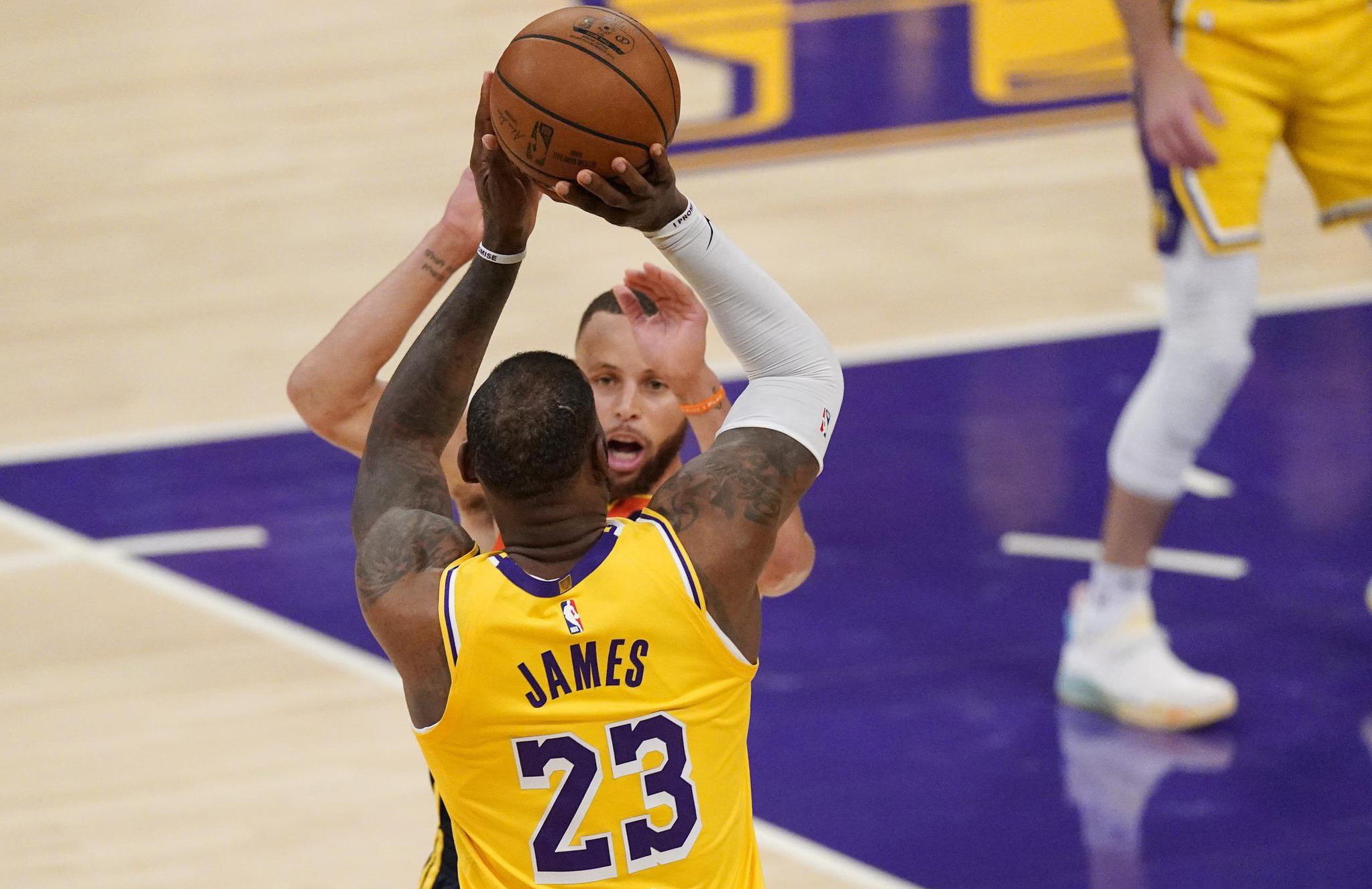 里昂迎NBA季后赛关键赛；赛后手感冰凉；压力陡增；球探报告显示潜力(季后赛和冒泡赛有啥关系)