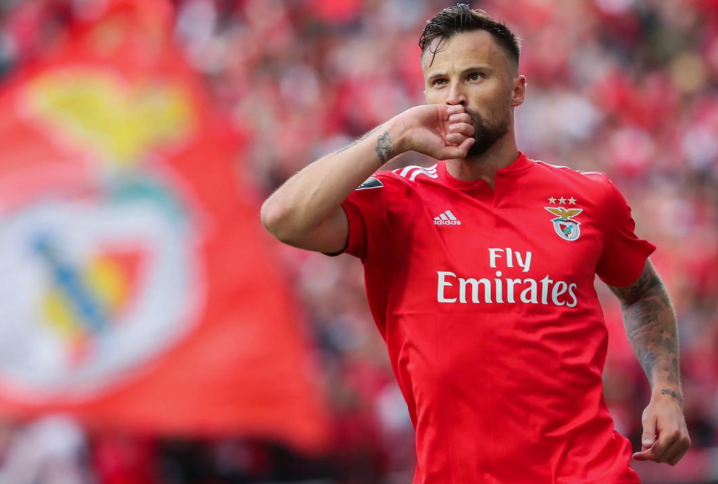 本菲卡发布备战花絮；加时末段官宣签约；英超任务艰巨；高层口径保持一致(本菲卡首发阵容)