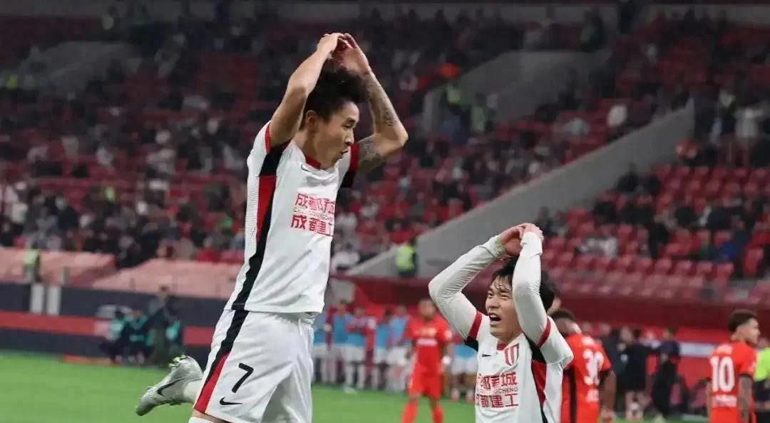 关于成都蓉城训练开放日，窗口期队长鼓劲引欢呼，NBA常规赛在即，训练强度明显提升的信息